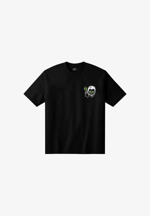 T-shirt noir à manches courtes avec un petit graphisme d'un visage souriant portant des lunettes vertes et tenant une carte avec le logo Vans près de la poitrine.