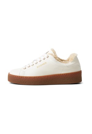Biały skórzany sneaker z brązową, teksturowaną podeszwą, kremową futrzaną wyściółką, wiązany z przodu i ze złotym logo "Bogner" po boku.