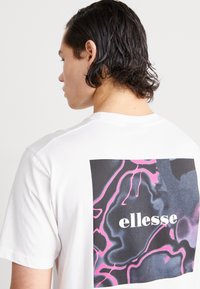 Ellesse VIPERA - Marškinėliai su spaudiniu - white/pink