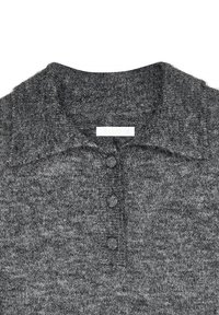 Sivý pletený sveter s prehnutým golierom a tromi gombíkmi potiahnutými látkou na prednej lége.