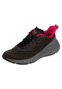 Scarpa sportiva nera con una tomaia testurizzata, dettagli rosa sulcollo e una suola in gomma grigia. Presenta un design con lacci e un logo sulla linguetta.