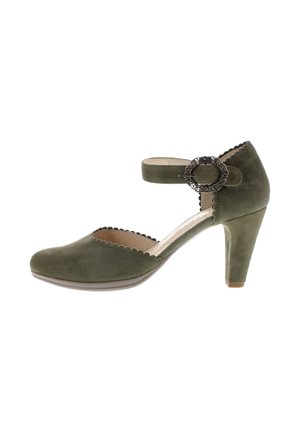 Olivgrüner Wildleder-Hochschaftschuh mit wellenförmigen Kanten, Knöchelriemen und verziertem runden Schnallenverschluss.