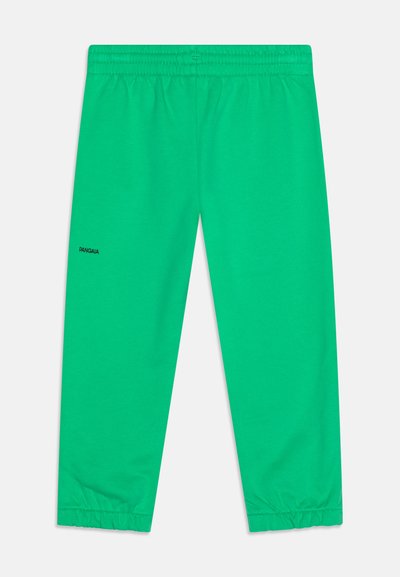 Joggers de algodón verde con cintura elástica y puños en los dobladillos. Presenta un pequeño logo negro "PANGAIA" en la pierna izquierda.