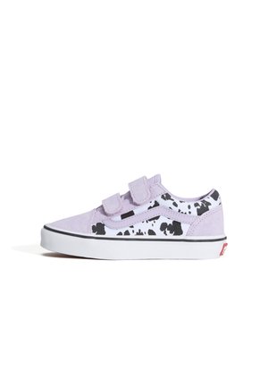 Niski sneaker z jasnofioletowego zamszu, panel z czarno-białym nadrukiem krowy, dwie rzepy i biała gumowa podeszwa z czarnym paskiem.