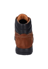 Brązowe i czarne botki za kostkę z zamszowej i skórzanej cholewki, wyściełanym kołnierzem oraz gumową podeszwą o teksturowanym wzorze.