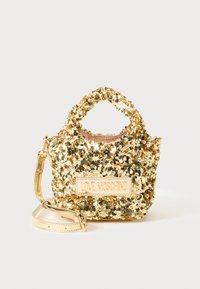 Majhna zlatna torbica s paetki z zgornjim ročajem in snemljivim ramenskim trakom, s potiskanim logotipom "LOVE MOSCHINO" spredaj.