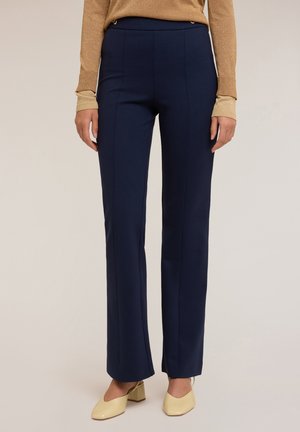 Marineblauwe, op maat gemaakte broek met een rechte pijpenontwerp, een gladde textuur en gouden accenten. Past goed bij lichte schoenen.