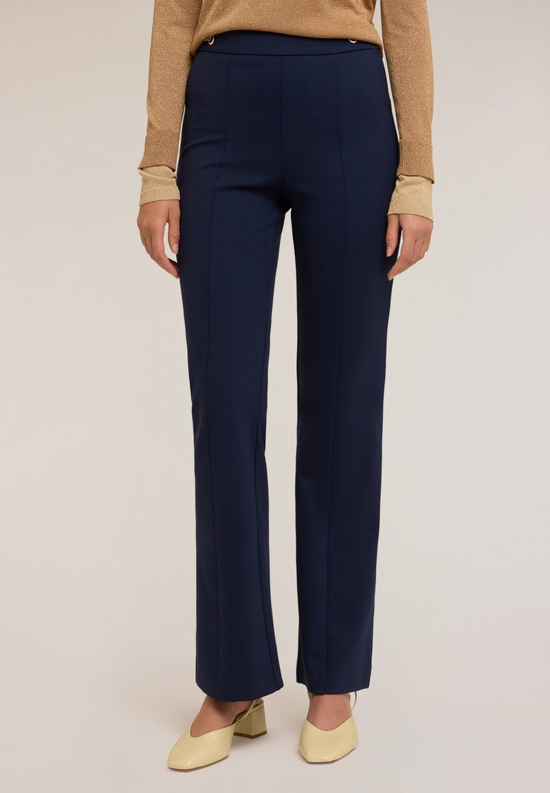 Marineblauwe, op maat gemaakte broek met een rechte pijpenontwerp, een gladde textuur en gouden accenten. Past goed bij lichte schoenen.