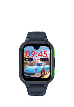 Montre intelligente avec bracelet noir affichant 09:45, date vendredi 13, 865 pas, et une voiture de sport bleue à l'écran.