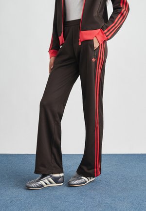 CLASSIC - Pantaloni de trening - aurora coffee/semi lucid red