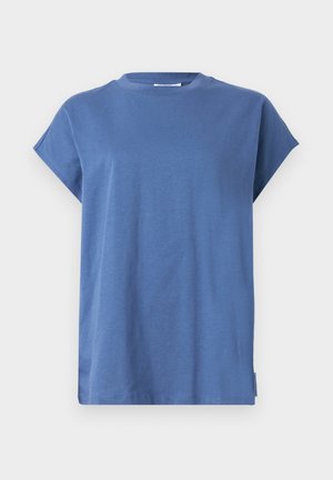 Blauwe T-shirt van zachte stof, met een ronde hals en korte opgerolde mouwen. Het ontwerp is eenvoudig met een recht model en zijsplit.