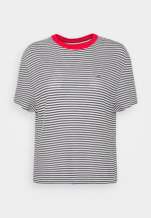 Sort-hvid vandret stribet T-shirt med korte ærmer, rød rund halsudskæring og et lille logo på venstre bryst.