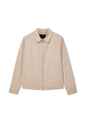 Beige letvægtsjakke med lynlås foran, spids krave og to sidelommer. Har et minimalistisk logo på venstre side. Glat tekstur.