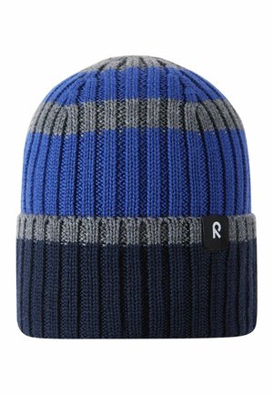 Dziana czapka typu beanie z prążkowaną fakturą, z poziomymi paskami w kolorze niebieskim, szarym i ciemnym granatowym oraz małą czarną metką z białym logo.