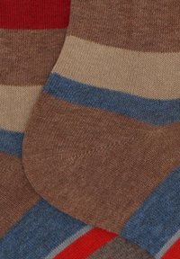 Braun gestreifte Socken mit abwechselnden Banden in Beige, Blau und Rot. Bequemes Strickmaterial mit glatter Textur, geeignet für die Freizeit.