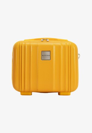 Geel harde koffer met een textuur, verticale groeven en een zilveren logo plaat. Voorzien van een bovenhandvat en soepele ritsen.