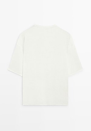 Enkelt hvid T-shirt med korte ærmer og rund hals, vist bagfra på hvid baggrund.