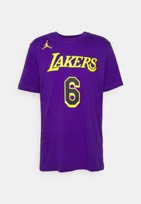 Fialové tričko Los Angeles Lakers s žlutým a černým číslem 6 a žlutým logem Jumpman na levém horním kraji.