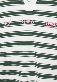 Polo z paskami w ciemnozielonym i białym kolorze, z dekoltem w serek, różowym haftem oraz teksturowanym materiałem w poziome paski.