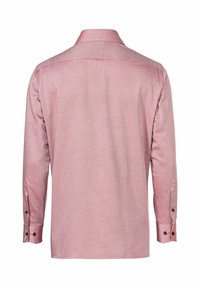 Lange mouw blouse in lichtroze gestructureerde stof met een standaard kraag, voorzien van donkere knopen op de manchetten en een platte achterkant.