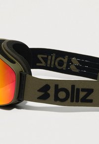 Lunettes de ski avec une monture mate vert olive, un verre miroir orange-rougeâtre, et une sangle élastique noire ornée du logo "bliz" en lettres grasses.