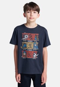 Marineblauwe katoenen T-shirt met kleurrijke grafische ontwerp van cartoonfiguren in treinwagens met de tekst "Ride Element & Timber".