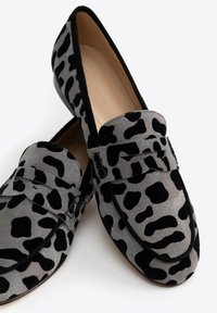 Mocassini in suede grigio con motivo a leopardo nero, dotati di una fascia decorativa e punta rotonda, montati su una suola piatta.