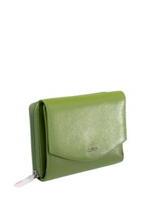 Grünes Lederportemonnaie mit strukturierter Oberfläche, glatter Klappverschluss und Reißverschlussfach. Mit einem silbernen Logo auf der Vorderseite.