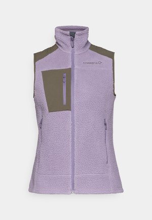Gilet in pile viola con collo alto, dettagli verde sulle spalle, zip frontale e tasche laterali. Tessuto testurizzato con dettagli di cucitura visibili.