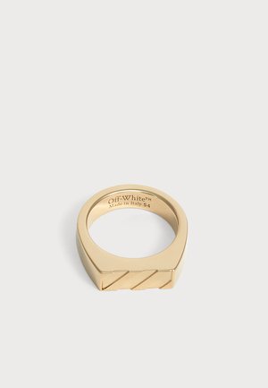 Bague Off-White couleur or avec un dessus plat présentant des lignes diagonales et gravée "Off-White Made in Italy 54" à l'intérieur de l'anneau.