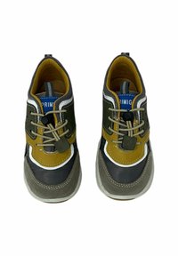 Scarpe allacciate in pelle verde, grigia e gialla, caratterizzate da cuciture bianche, suola grigia testurizzata e un'asola per un'alternativa di allacciatura.