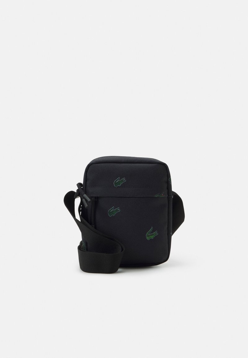 Borsa a tracolla nera con cintura regolabile, decorata con numerosi piccoli loghi di coccodrillo ricamati in verde sul davanti e sui lati.