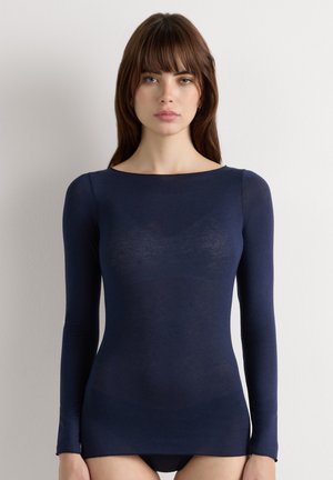 Långärmad topp i mörk marinblå, gjord av lätt, halvgenomskinlig tyg med båthals och figursydd siluett.