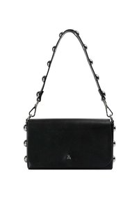 Bolso de mano rectangular negro con esquinas redondeadas, logotipo de calavera y huesos cruzados en plata, y correa adornada con tachuelas redondas plateadas.