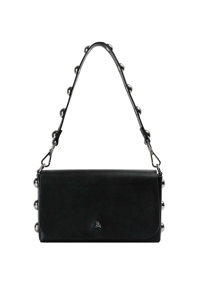 Bolso de mano rectangular negro con esquinas redondeadas, logotipo de calavera y huesos cruzados en plata, y correa adornada con tachuelas redondas plateadas.