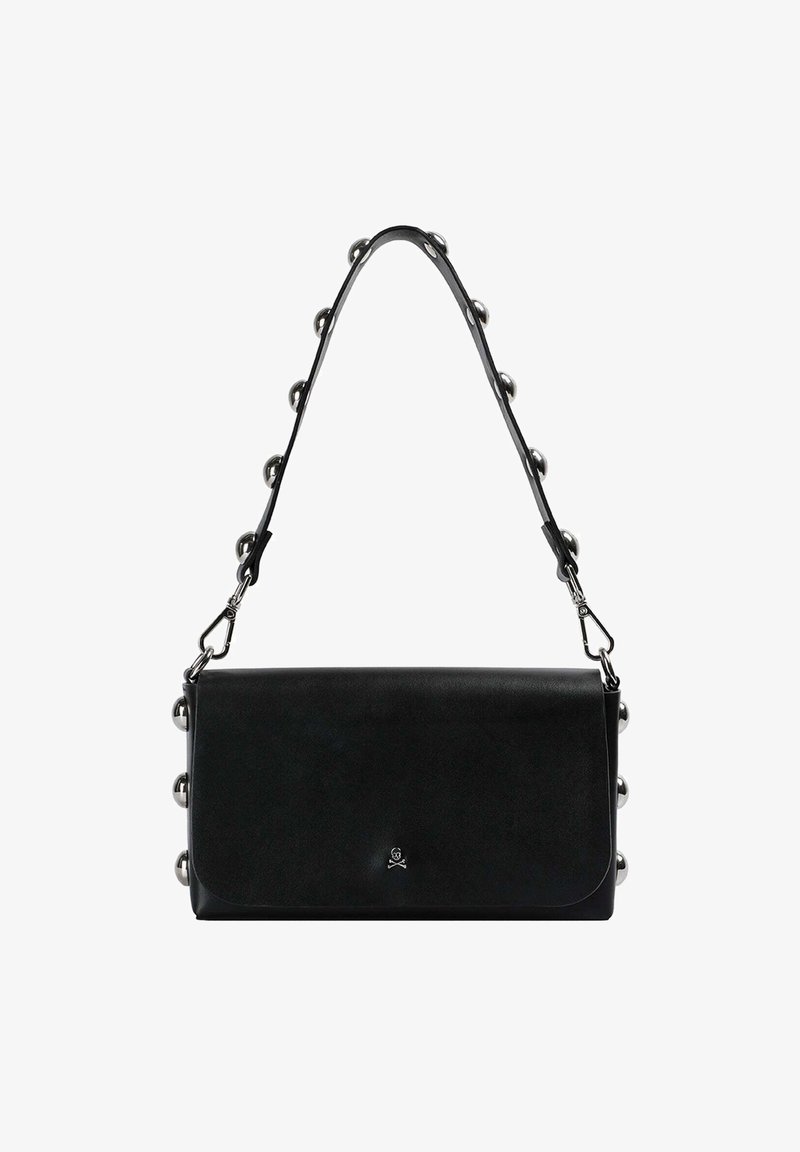 Schwarze rechteckige Handtasche mit abgerundeten Kanten, silbernem Totenkopf- und Knochen-Logo und einem Trageriemen, der mit silbernen runden Nieten verziert ist.
