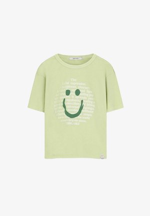 Hellgrünes T-Shirt mit kurzen Ärmeln, darauf ein dunkelgrünes Smiley-Gesicht und verblasster weißer Text hinter der Grafik auf der Vorderseite.