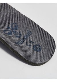 Semelle intérieure en textile gris avec une surface texturée et un logo bleu foncé contrastant. Forme arrondie avec un léger rembourrage sur les bords.