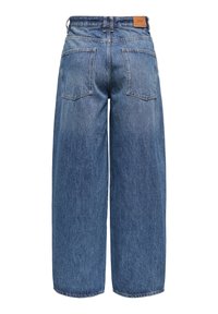 Jeans a vita alta e gamba larga in denim azzurro chiaro. Presentano tasche posteriori e una toppa in pelle con il marchio. Design classico a cinque tasche con dettagli di cucitura.