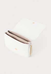 Borsa in finta pelle bianca con interno morbido, due scomparti e zip con hardware dorato. Presenta una chiusura a scatto e una superficie testurizzata.