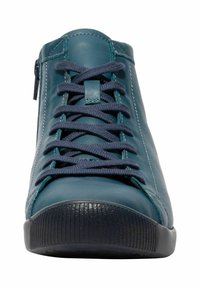 Vysoký teniska z tyrkysové kůže s tmavě modrými tkaničkami, polstrovaným límcem a černou gumovou podrážkou s horizontálními rýhami. Boční zipový detail.