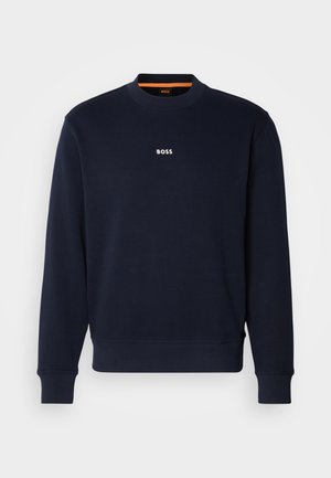 Sweat-shirt bleu marine en tissu doux, doté d'un col rond et de poignets côtelés, avec le mot "BOSS" imprimé en blanc sur la poitrine.