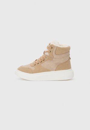 Helle hoch geschnittene Sneakers aus Wildleder und Textilmaterialien mit einer strukturierten Oberfläche, Schnürdesign und einem weichen, cremefarbenen Innenfutter.