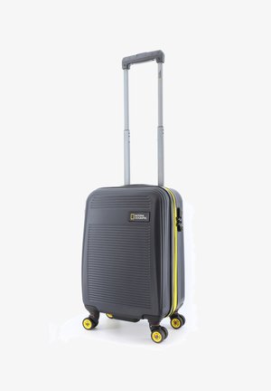 Hartschalenkoffer in Dunkelgrau mit strukturiertem Streifenmuster, gelben Reißverschlüssen, multidirektionalen Rädern und einem verstellbaren silbernen Griff.
