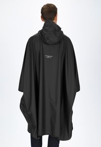 Svart vattentät poncho med huva, med en slät yta och en logo på ryggen, designad för full täckning och skydd.