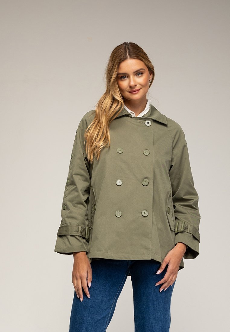 Olivgrüne Doppeltäppchenjacke mit großen Knöpfen, weitem Kragen und verstellbaren Ärmeln, aus einem leichten Stoff gefertigt.