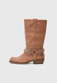 Bota alta de imitación cuero marrón con puntera afilada, superficie texturizada, correa lateral con detalle de hebilla y tacón bajo apilado.