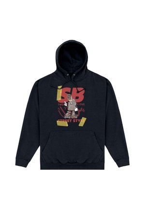 Sort hættetrøje med en tegneseriehøjttaler på et skateboard, rød og gul grafisk tekst med teksten "ISB Twenty Thirty Five Street Style."