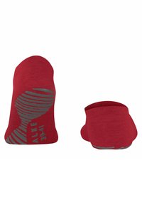 Rode enkelsokken met een ribbelstructuur en een grijs rubberen patroon op de zool. Inclusief merkmarkeringen in het grijs.