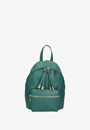 Un sac à dos en cuir teal avec un design arrondi, présentant des accents de fermetures éclair dorées et une poche avant. Il dispose de bretelles réglables doubles et d'une poignée sur le dessus.